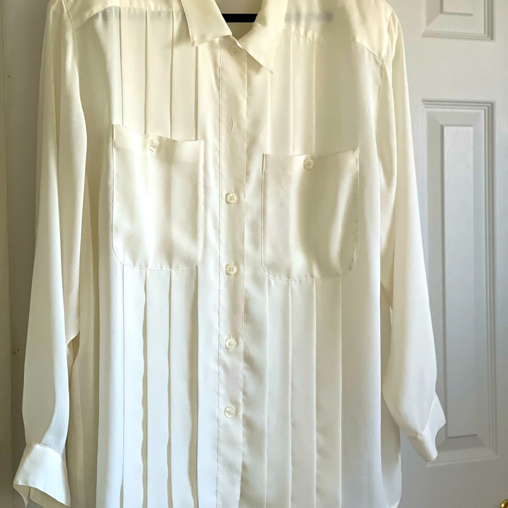 Classic, like-new blouse with rich detail! Finished hem can be worn loose or in.